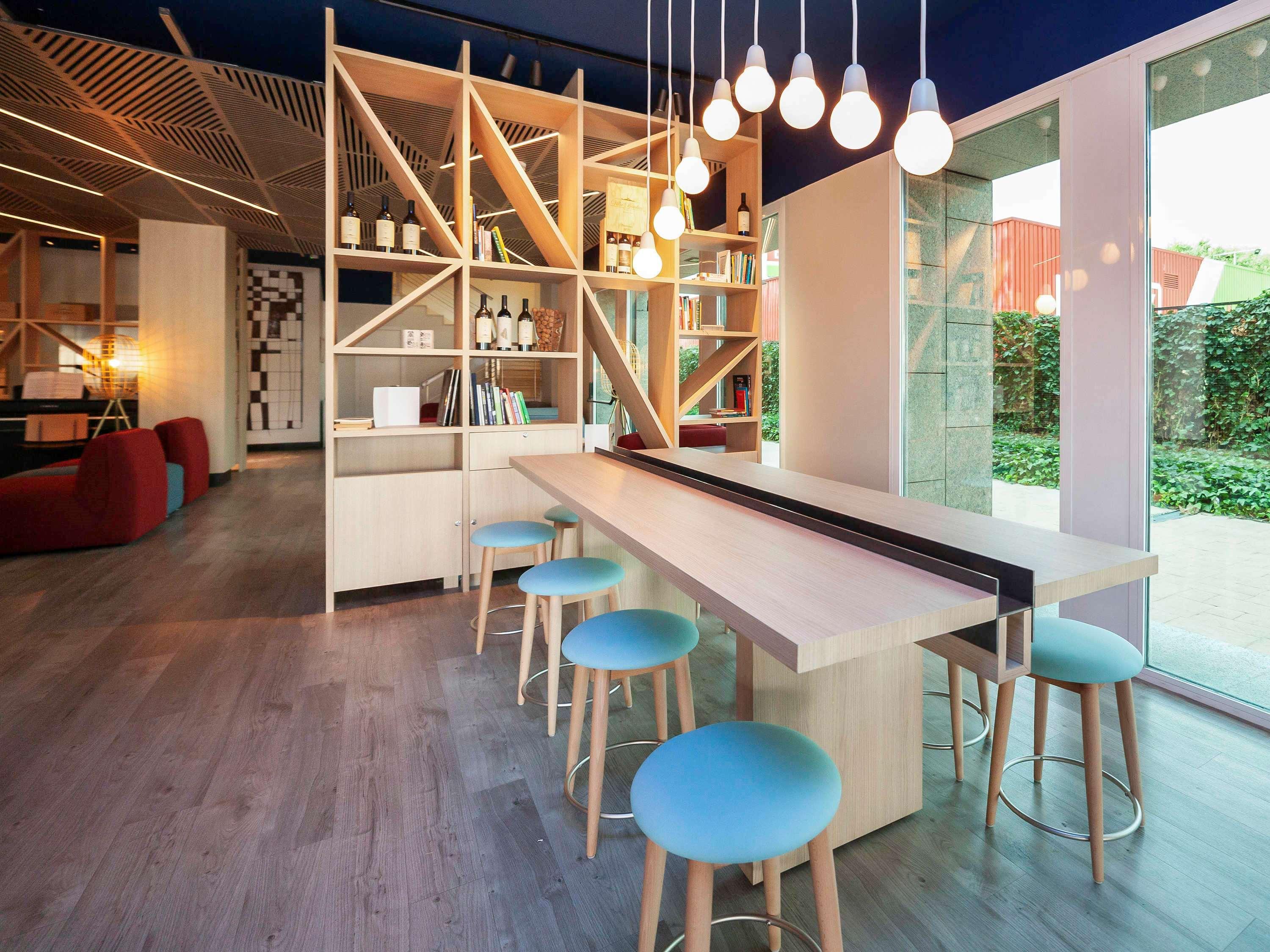 Отель Ibis Alcala De Henares La Garena Экстерьер фото